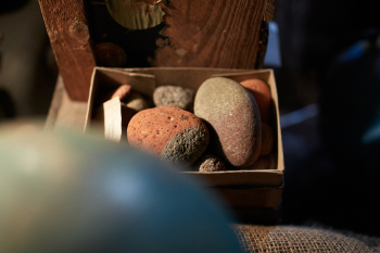 拾った石に価値を生む古道具屋の視点